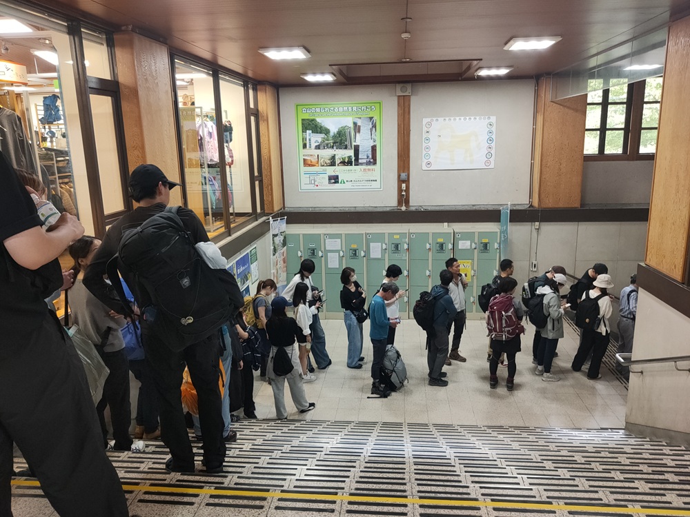 Waiting line at station